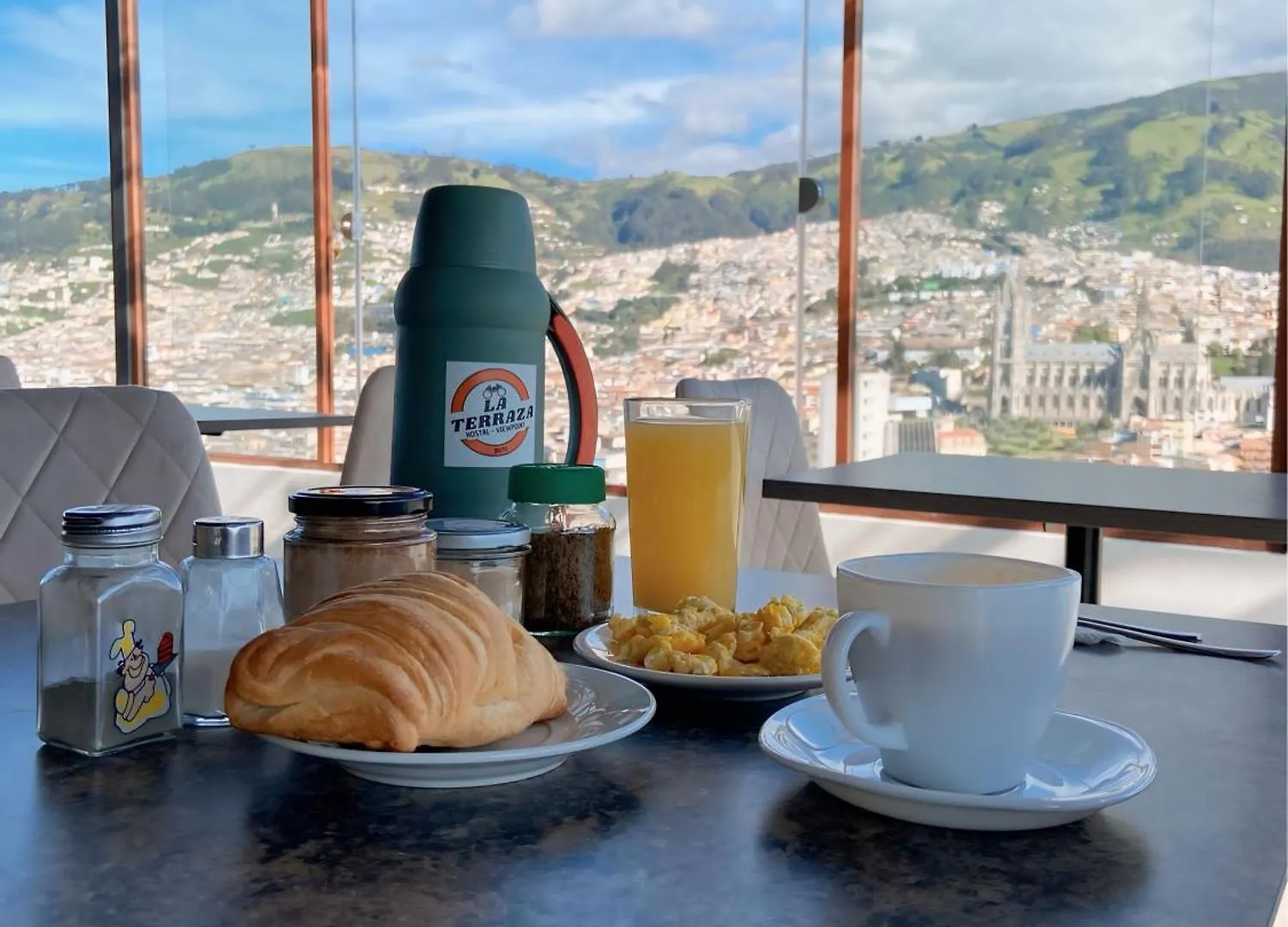Hostal La Terraza - Roof Terrace Overlooking The North And Historic Centre Quito
