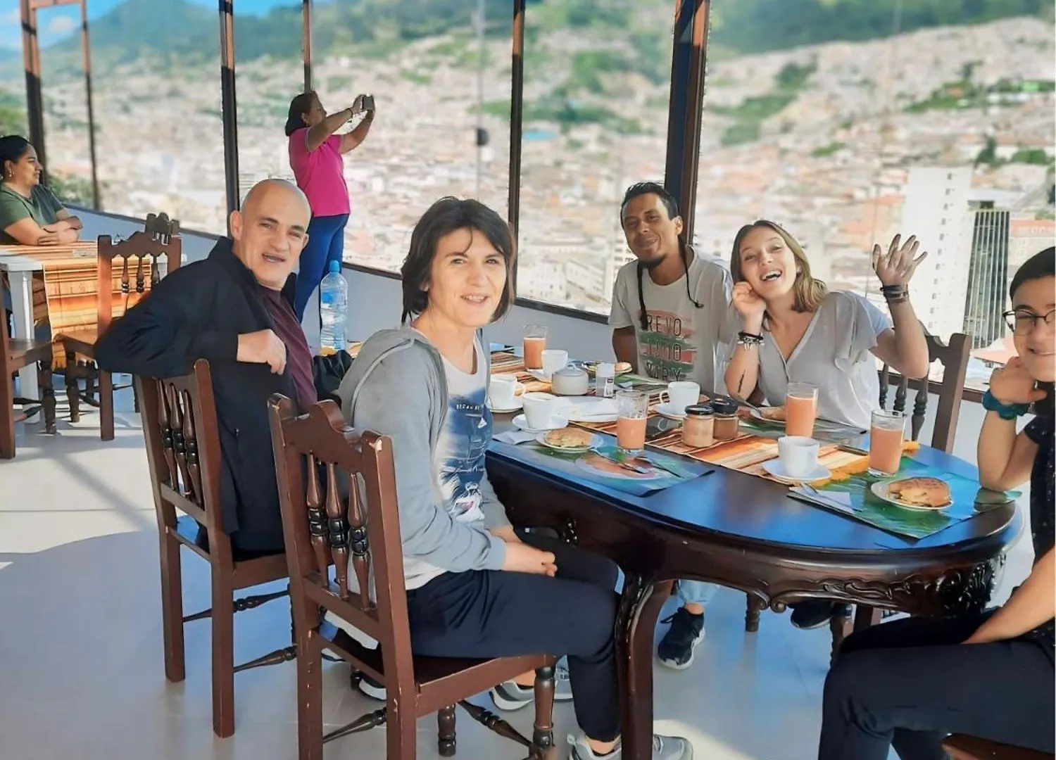 Hostal La Terraza - Roof Terrace Overlooking The North And Historic Centre Quito