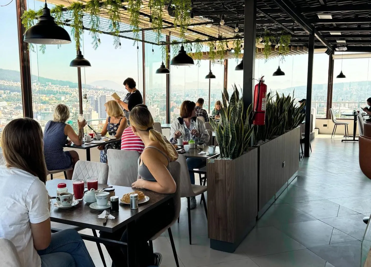 Hostal La Terraza - Roof Terrace Overlooking The North And Historic Centre Quito